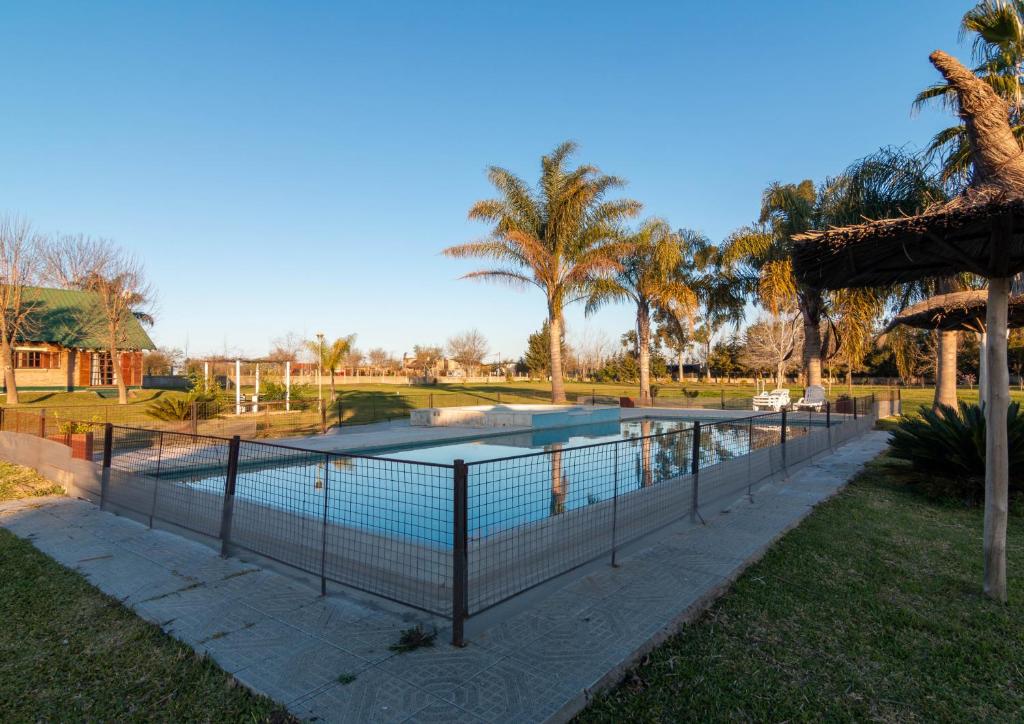 科隆Complejo Paradise的游泳池周围设有围栏