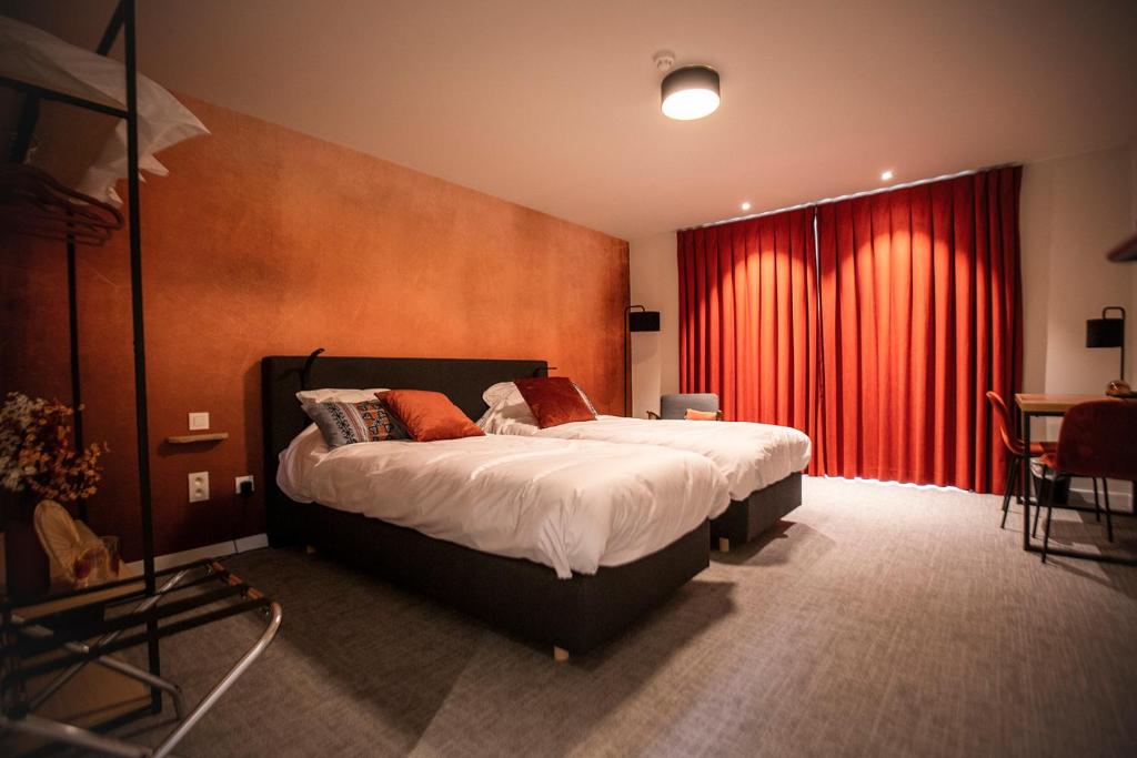 科特赖克Hotel - B&B Elementum的一间卧室配有床和红色窗帘