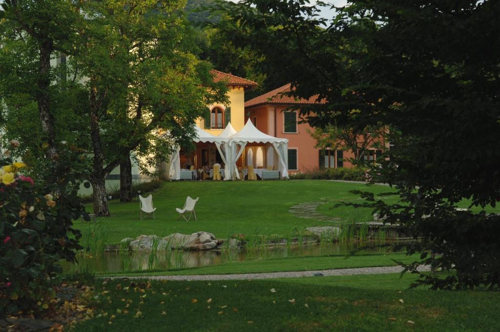 皮利奥伊特维拉洛肯达德尔诺泰奥酒店的院子里的房屋,配有帐篷和椅子