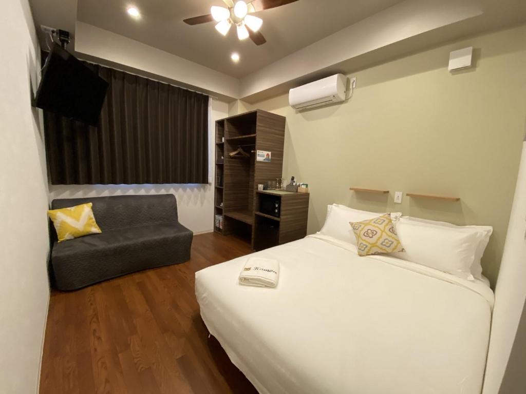 东京Kainoa Guesthouse的配有一张床和一把椅子的酒店客房