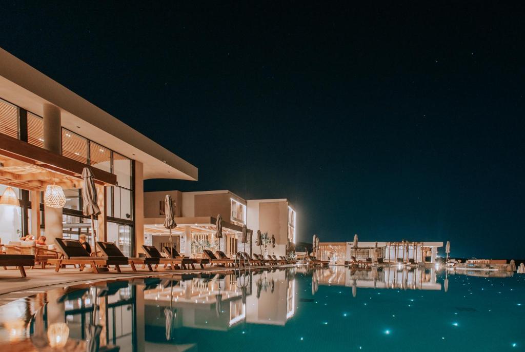 卡特罗斯Unique Blue! Resort and Villas Adults Only的度假村的游泳池