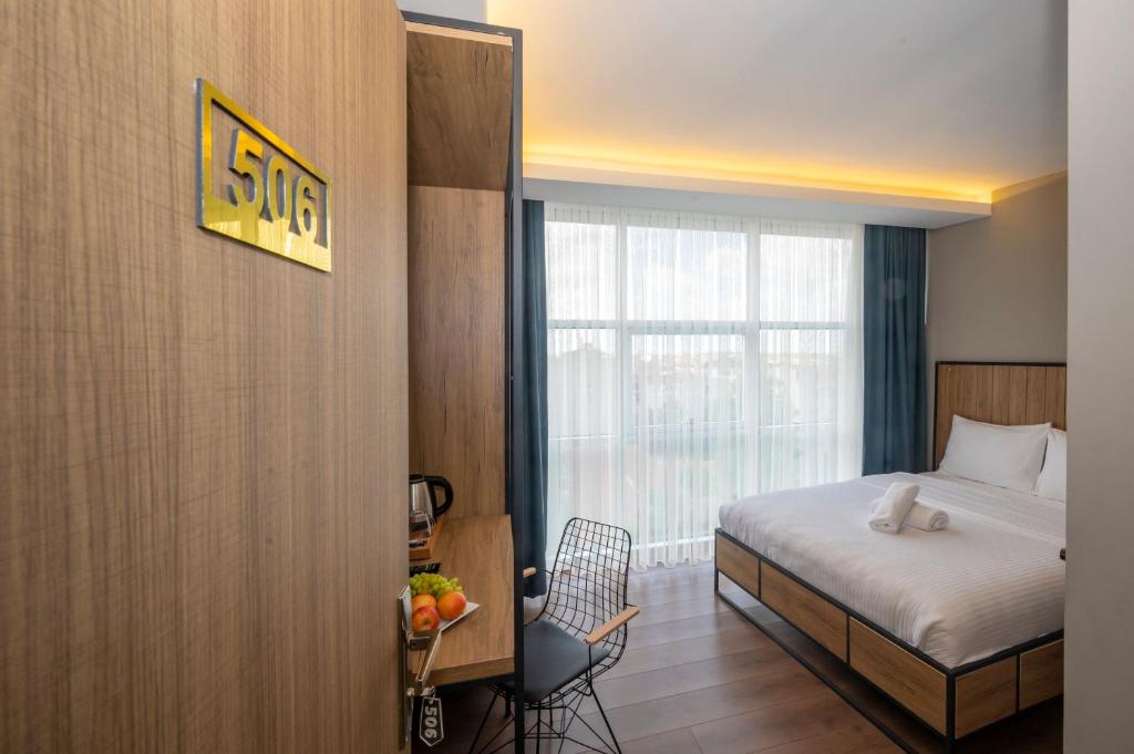 乔尔卢Çorlu Dem Hotel的酒店客房设有床和窗户。