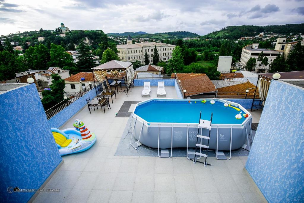 库塔伊西Hotel Balcony的建筑物屋顶上的游泳池