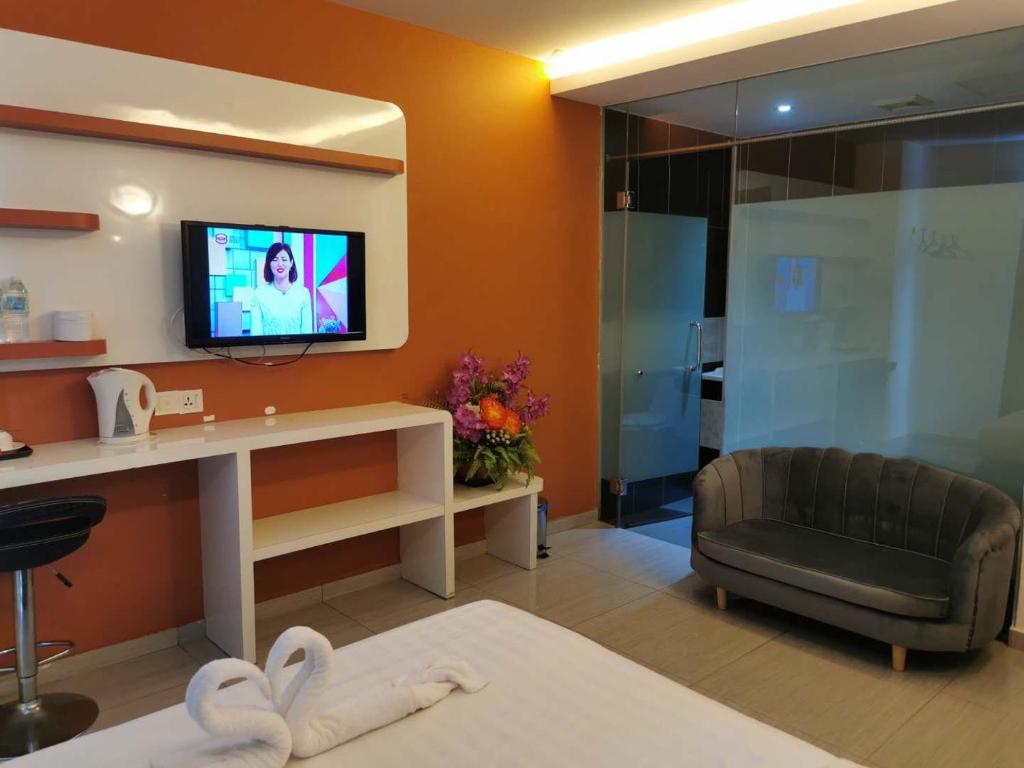 巴生海豚酒店 的一间带电视和沙发的客厅