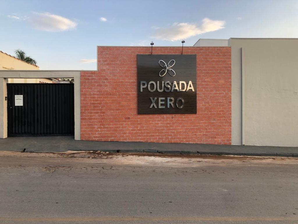 卡皮托利乌Pousada Xero的砖楼边的标志