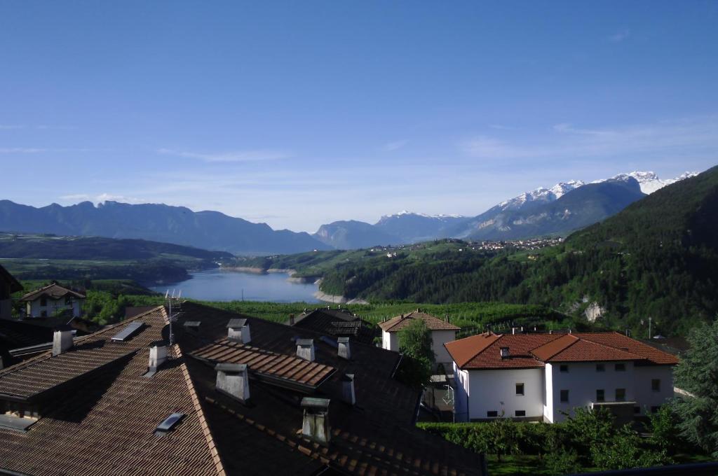 Revò普雷蒂农家乐的享有湖泊和山脉的小镇景色。