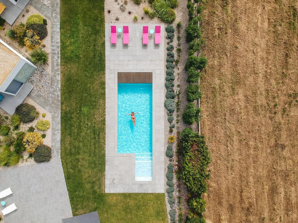卡尔达斯达·赖尼亚Flamboyant Boutique B&B的游泳池的顶部景色,里面的人