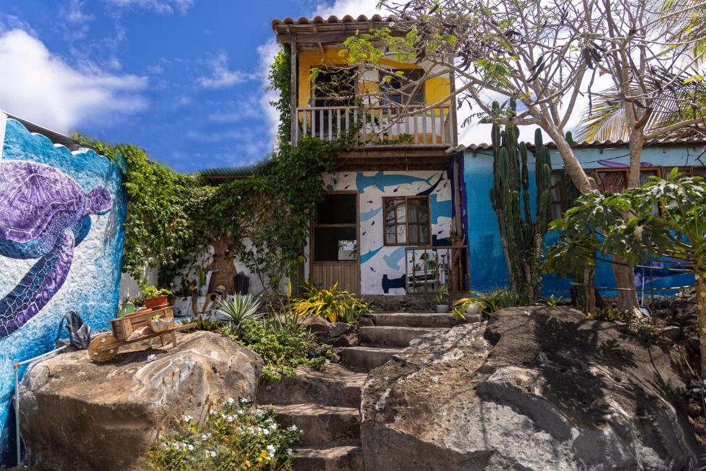 圣克里斯托瓦尔Ideal y linda casita en San Cristóbal-Galápagos的一面有画的房子