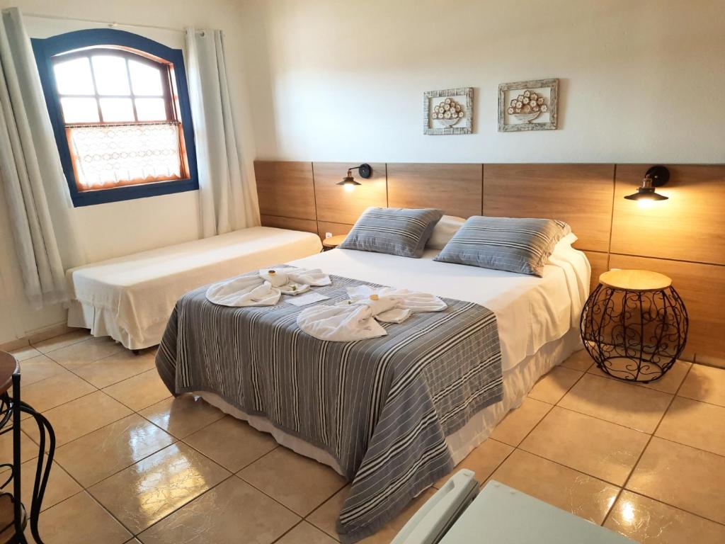 卡兰卡斯Pousada Luz do Sol的一间卧室配有带毛巾的床