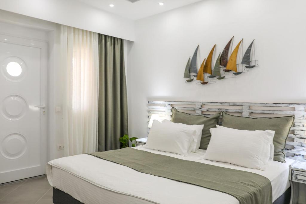 斯基亚索斯镇Aura Skiathos的卧室配有一张壁挂式冲浪板的床