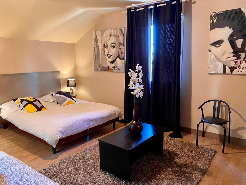 贝尔热拉克LE HAVANA-Maison d'hotes的一间卧室配有两张床、一张桌子和一把椅子