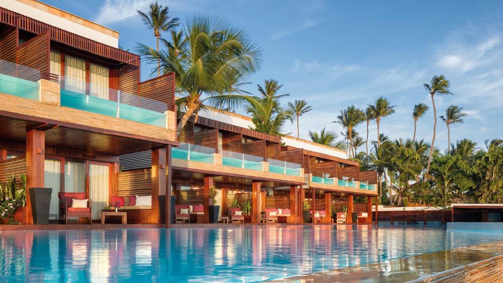 杰里科科拉艾森扎酒店的一个带游泳池和棕榈树的度假村