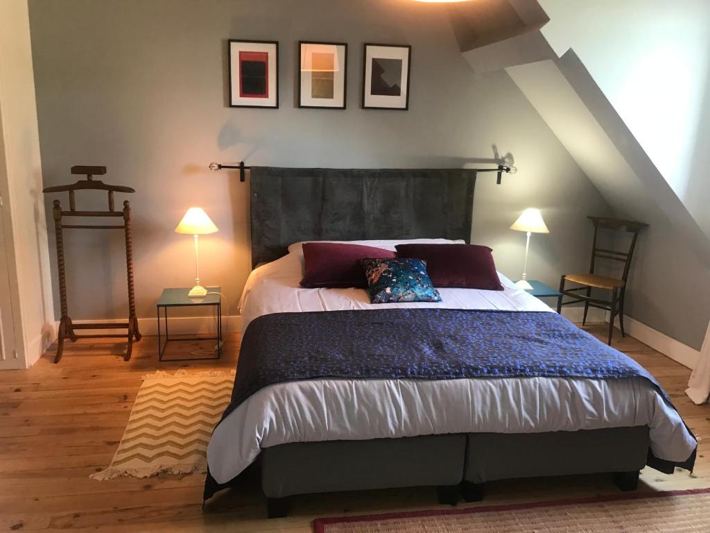 图尔Les chambres de Marie的阁楼上的卧室配有一张大床