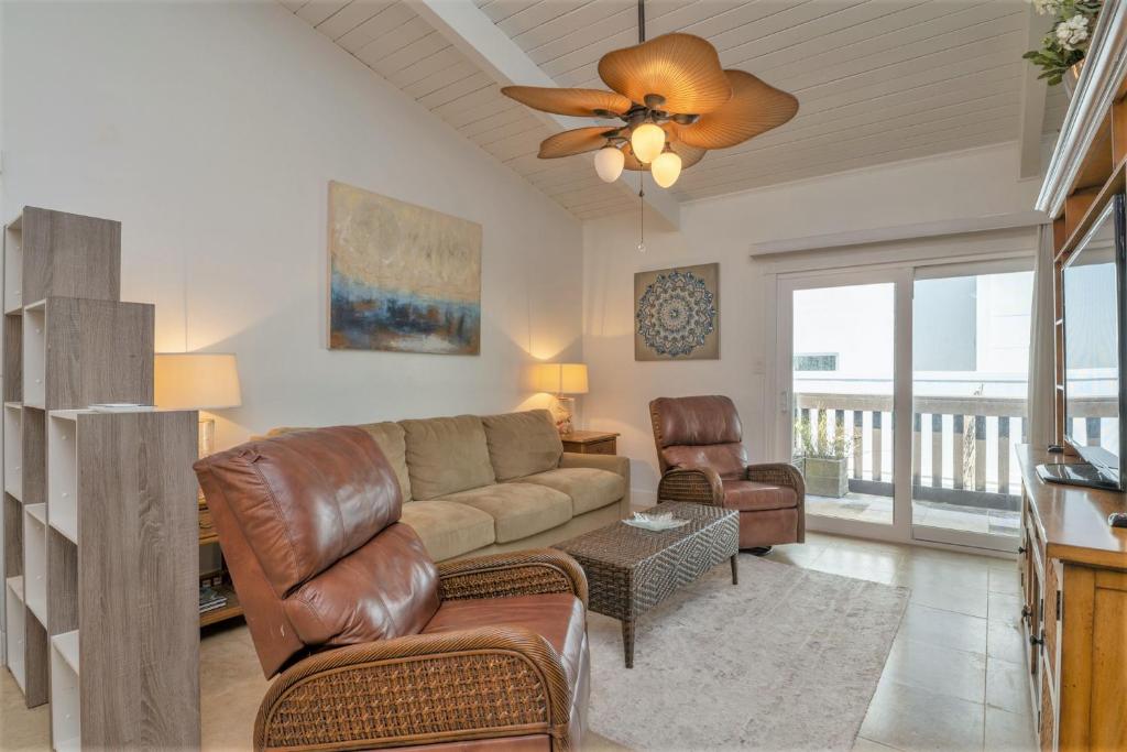 南帕诸岛Tiki 216的带沙发和吊扇的客厅