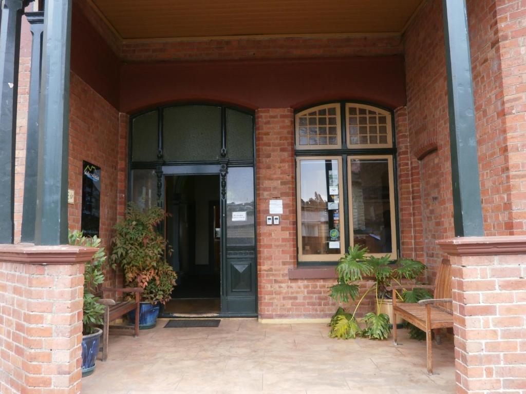 朗塞斯顿朗塞斯顿背包客旅馆的砖砌建筑的入口,设有长椅和门