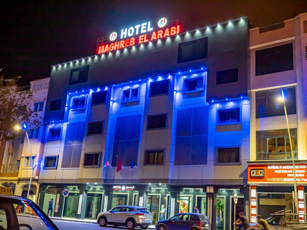 纳祖尔Hotel Maghreb El Arabi的前面有一个蓝色标志的酒店
