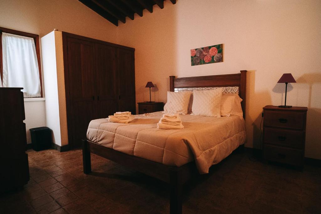 圣维森特费雷拉Azores Casa da Mata的一间卧室配有一张床,上面有两条毛巾