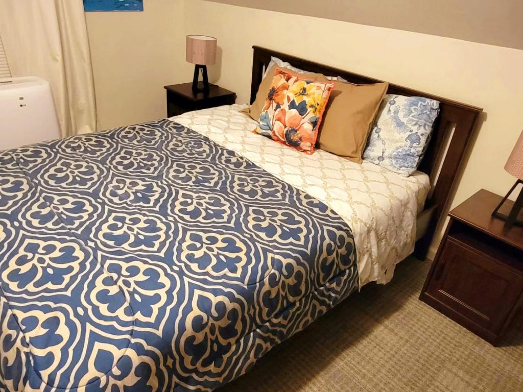 伊丽莎白Delightful well located one bedroom attic的卧室配有蓝色和白色的床和枕头