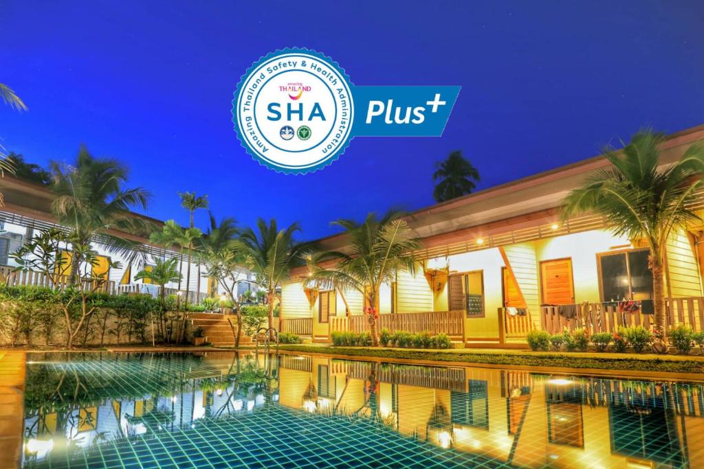 普吉镇The Passion Nest - SHA Plus Certified的夜间设有游泳池的酒店
