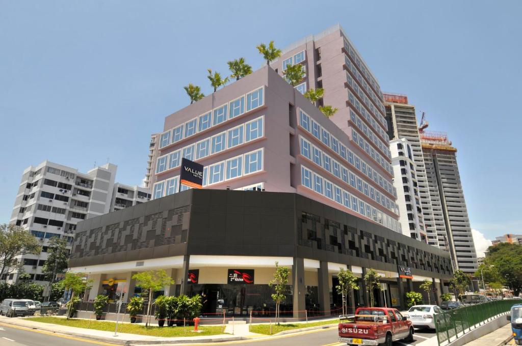 新加坡Value Hotel Thomson的城市街道上建筑物的 ⁇ 染