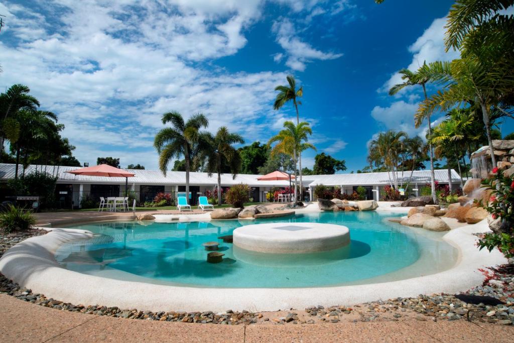 米申海滩密孙海滩度假酒店的棕榈树度假村的游泳池