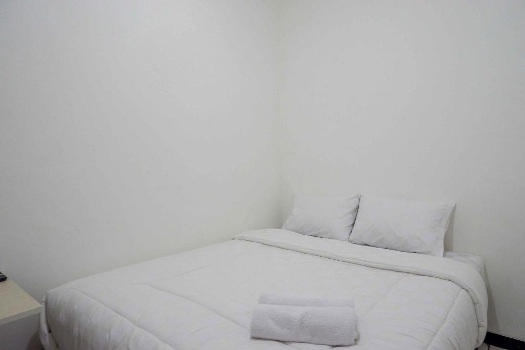 岩望Ambar Tosari Homestay at Desa Wisata Bromo的小卧室配有带白色床单和枕头的床