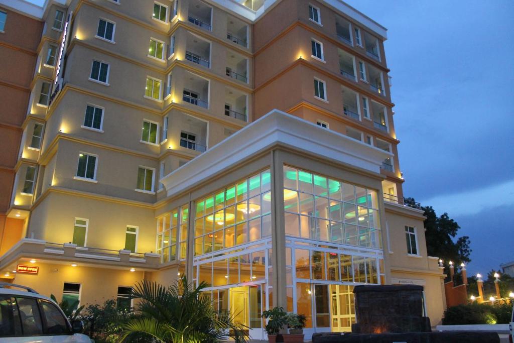 朱巴Panorama Portico Hotel, Juba的一座拥有许多窗户的大型建筑