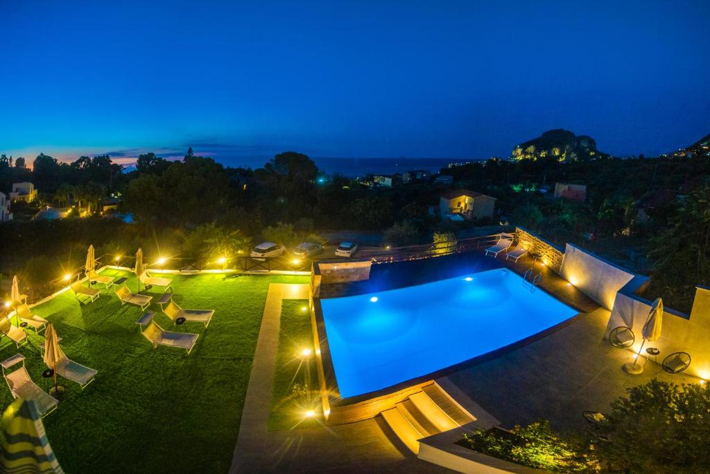 切法卢Pater Meus Suites的夜间在院子里的游泳池