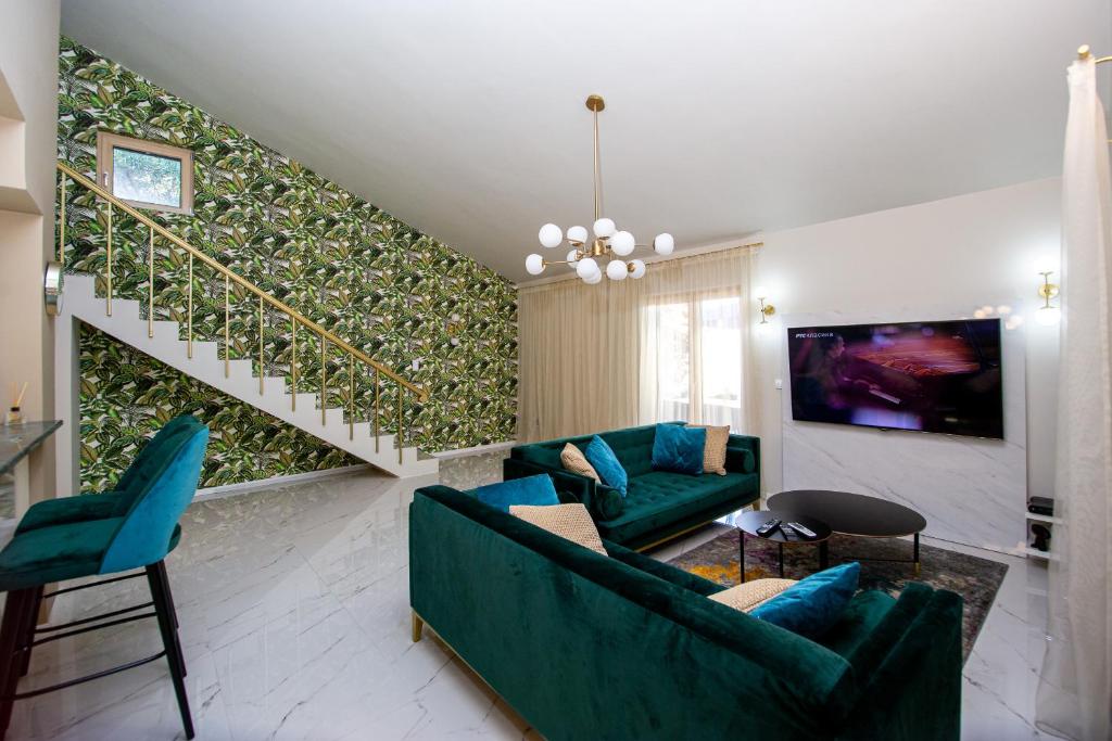 布德瓦Villa M&M的客厅配有蓝色的家具和绿色的墙壁
