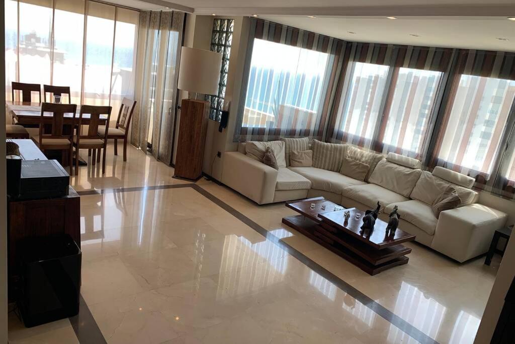 多列毛利诺斯Maravilloso piso en Torremolinos, Costa del Sol的客厅配有沙发和桌子