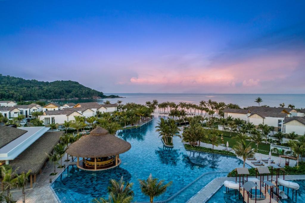 富国New World Phu Quoc Resort的享有带游泳池的度假村的空中景致