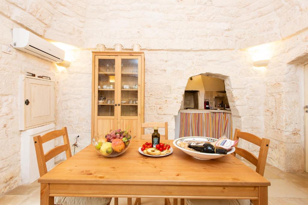 奥斯图尼Lovely Stone House In Ostuni的一张木桌,上面放着一碗水果