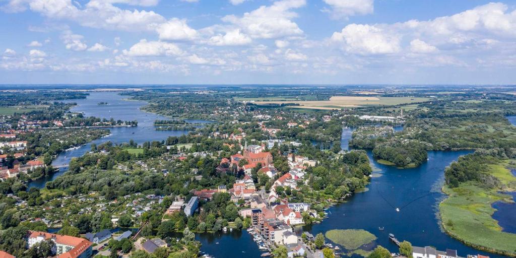 哈弗尔河畔勃兰登堡Wunderschöne Ferienwohnung的城市和河流的空中景观
