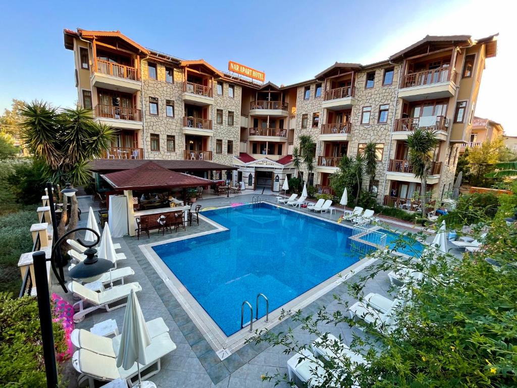 锡德纳尔公寓式酒店的酒店前的游泳池