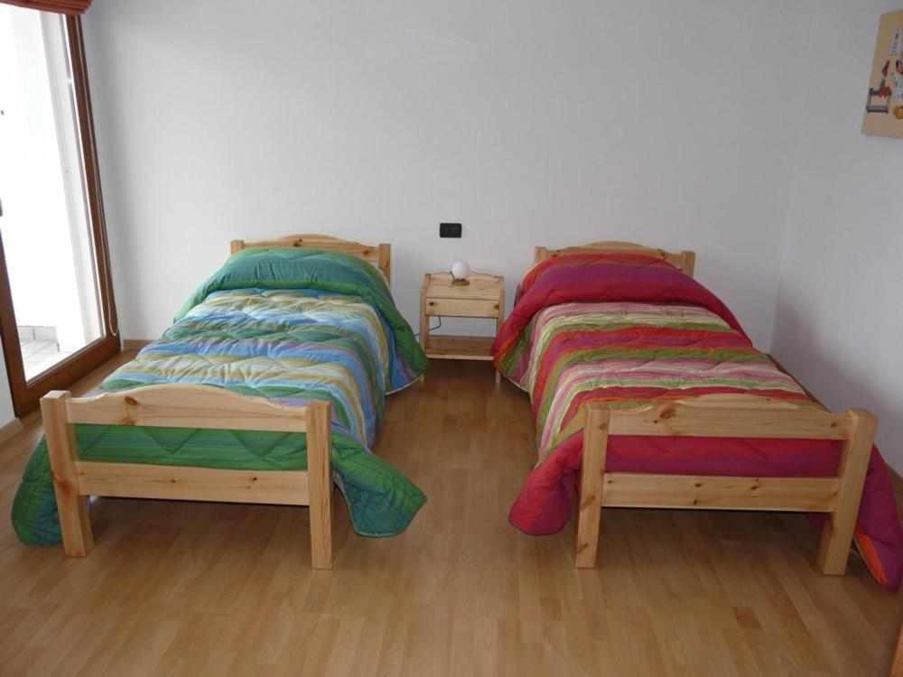 FeltroneCasa Vacanze IL BEARČ的双床间,铺有木地板
