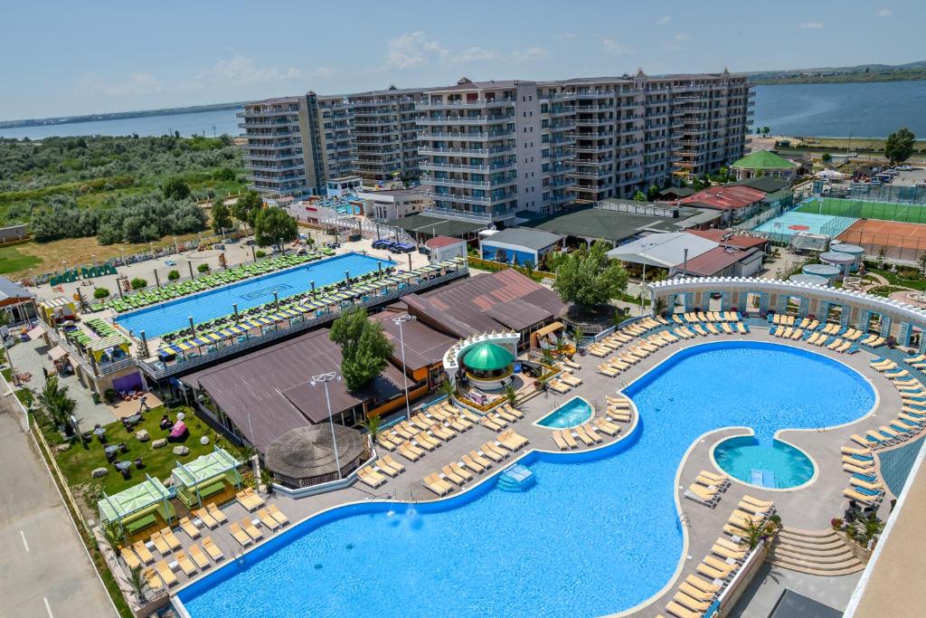 北马马亚-讷沃达里菲尼基豪华酒店的享有度假村游泳池的空中景致
