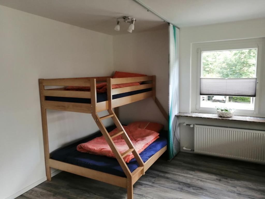 温特贝格Apartment am Felsen Züschen的客房设有双层床和窗户。