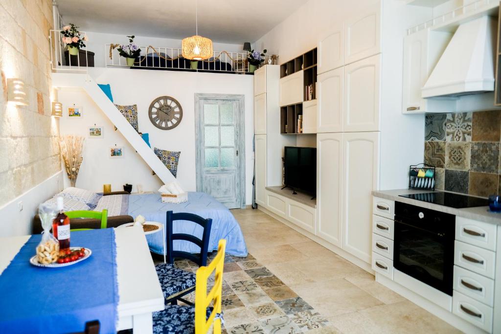 莫诺波利Home Bibi的厨房以及带蓝色桌椅的用餐室。