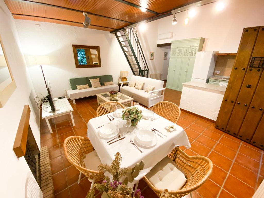 科尔多瓦La Buganvilla的客厅配有白色的桌子和椅子