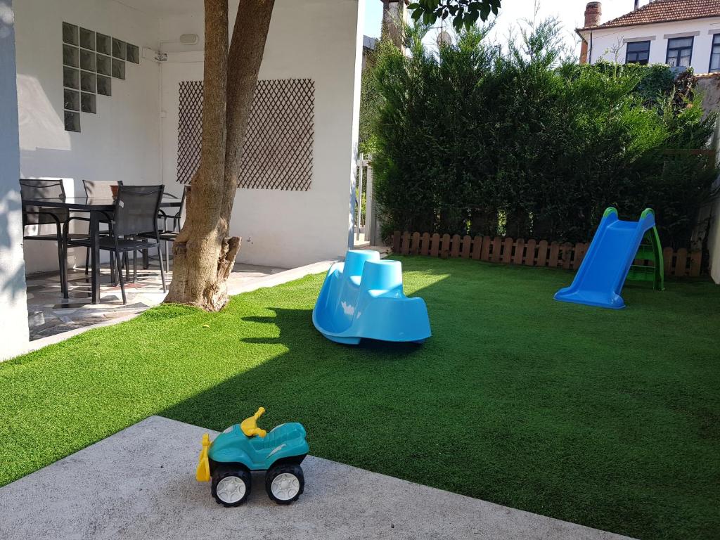 加亚新城Porto In Sight, 4 Kids的草地上带两个滑梯和玩具车的院子