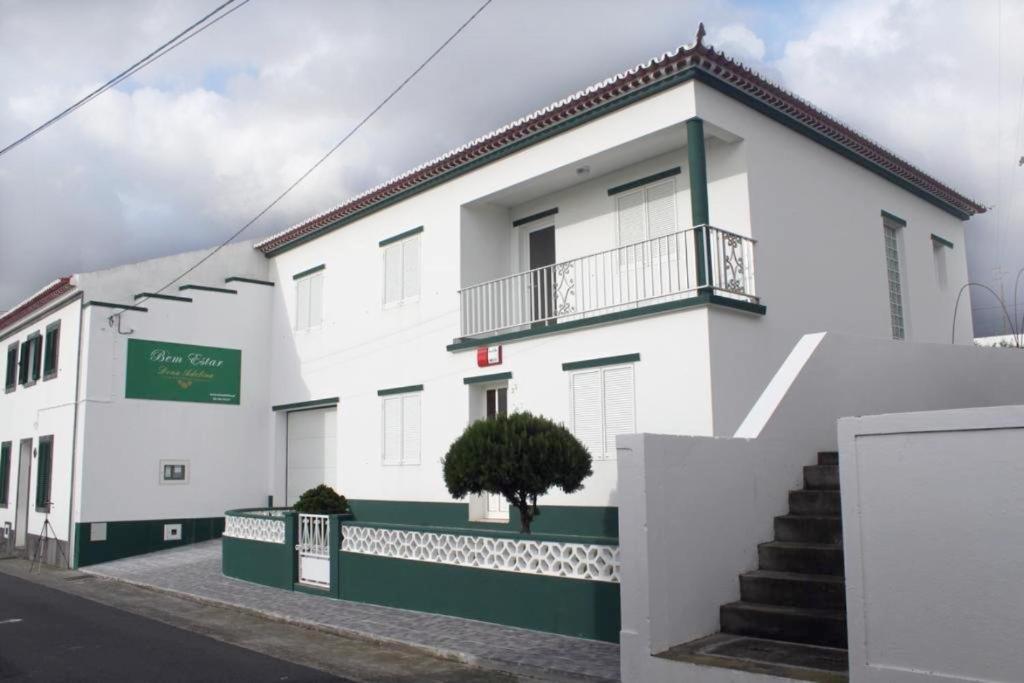 Ponta GarçaBella Italia Bem Estar Dona Adelina的一座白色的建筑,前面有楼梯