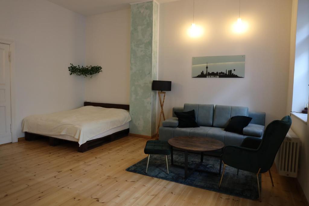 柏林Apartment Lodge 61的客厅配有沙发和1张床