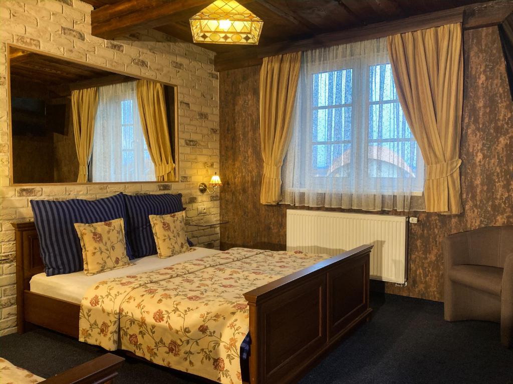 Zlatníky奥鲁姆旅馆的一间卧室设有一张床和一个大窗户