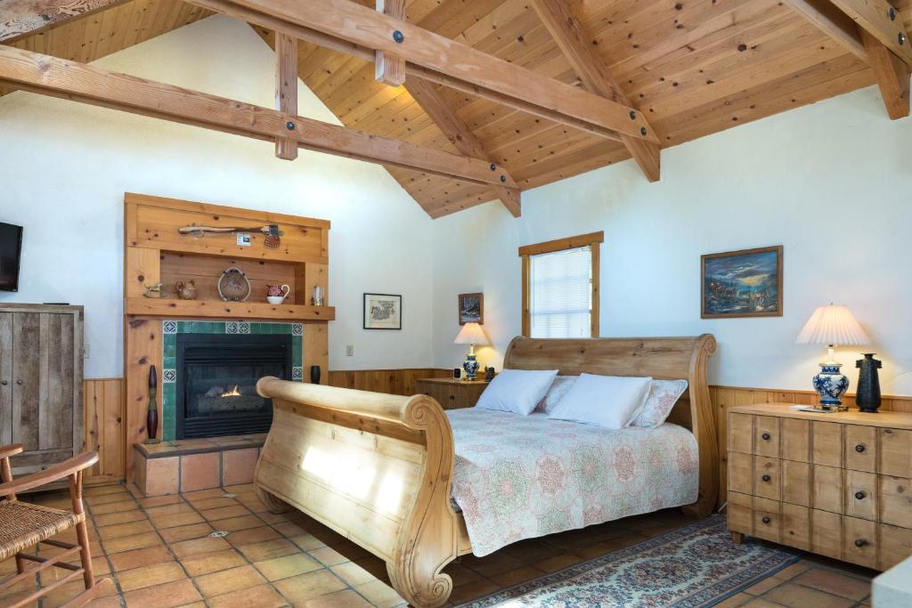 阿赫瓦尼家园小屋酒店的一间卧室配有一张床和一个壁炉
