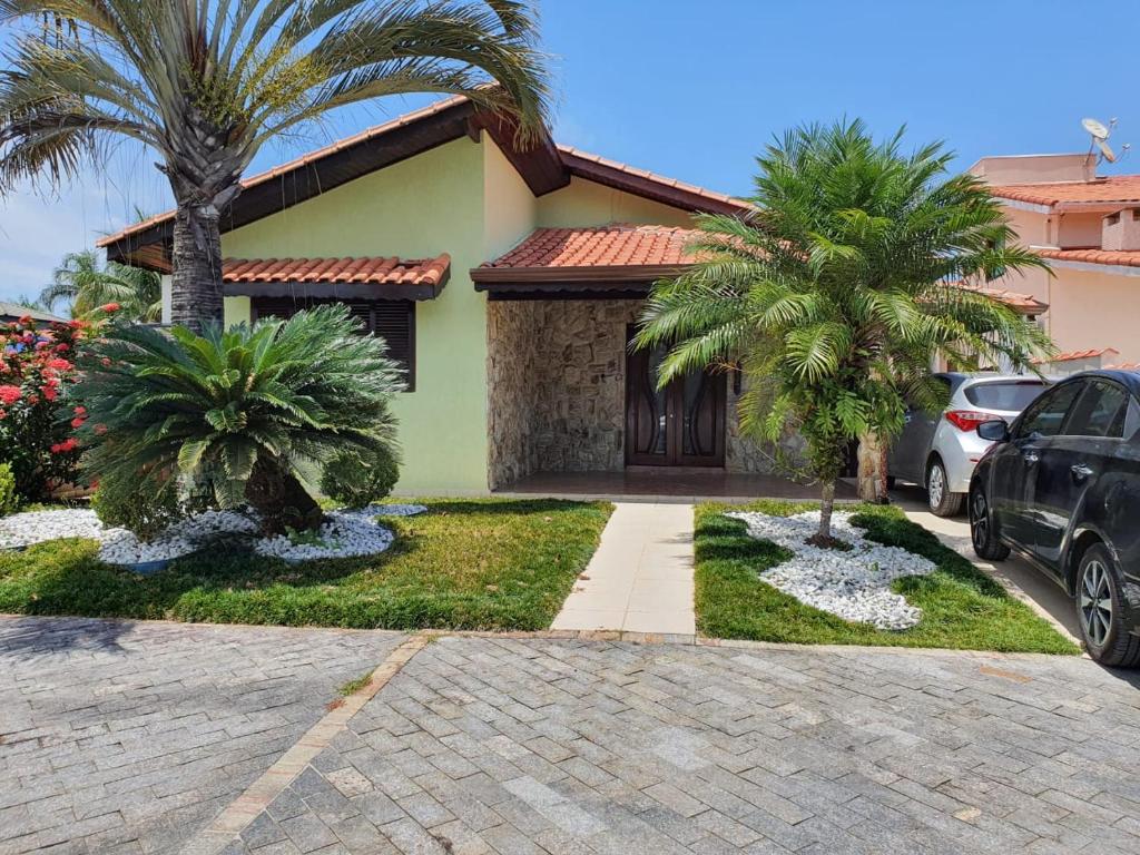 博拉塞亚Casa Morada da Praia的两棵棕榈树和车道的房子