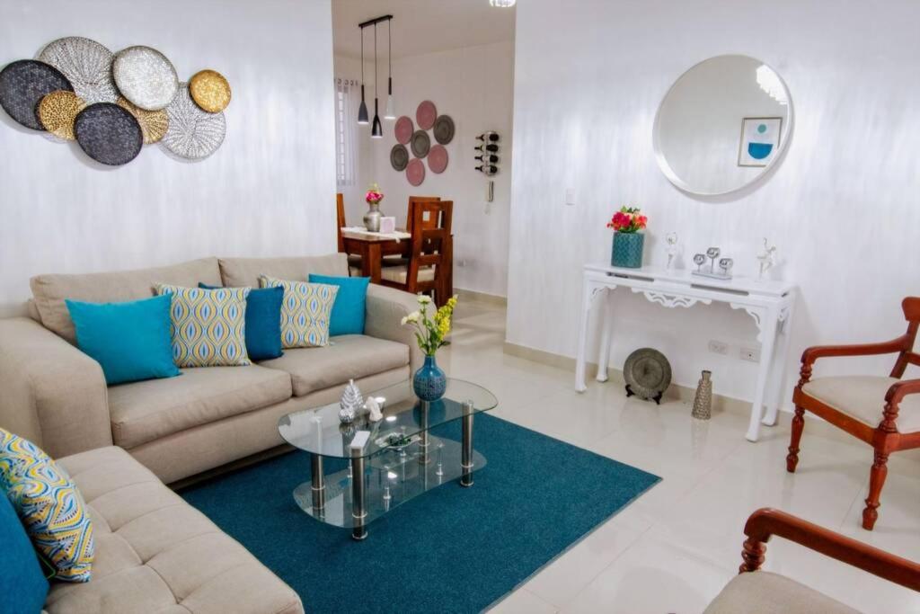 圣地亚哥洛斯卡巴Hermoso apartamento, 3 Habitaciones espaciosas, 2 Aires acondicionados的客厅配有沙发和桌子