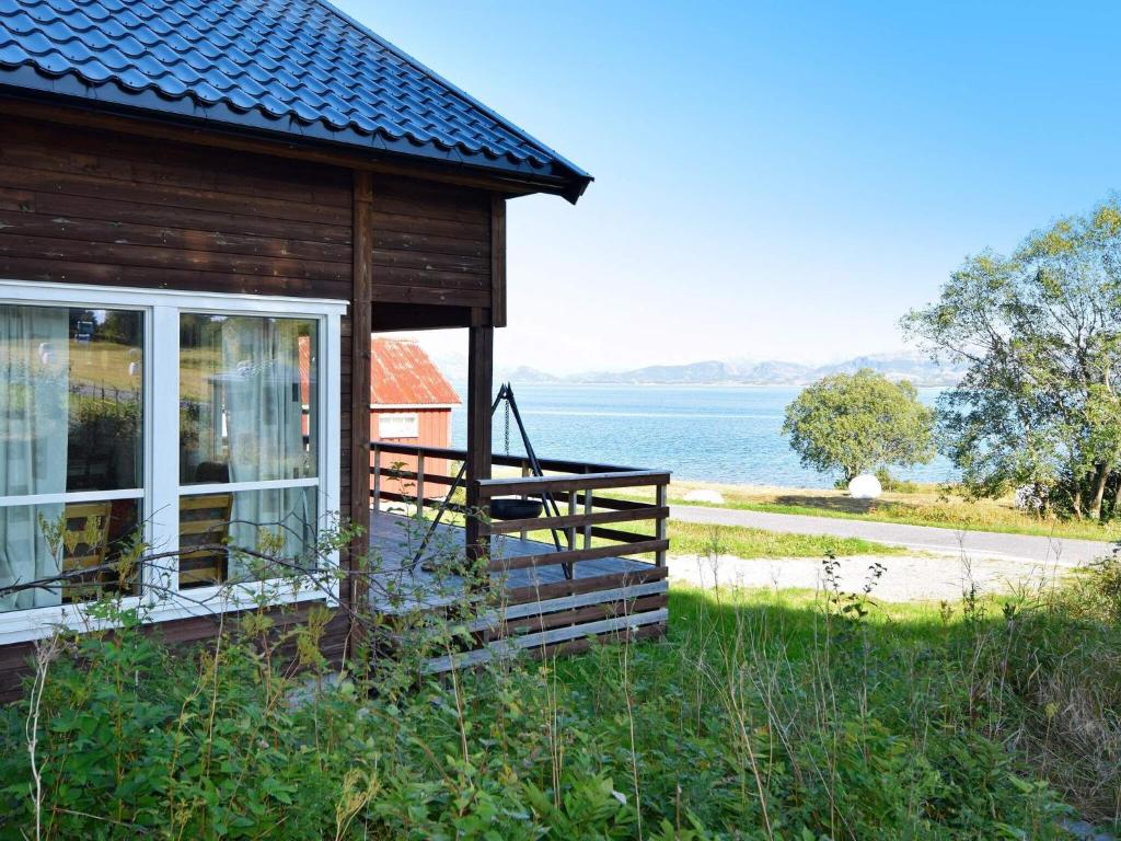 Sømna4 star holiday home in Sømna的享有水景的小木屋