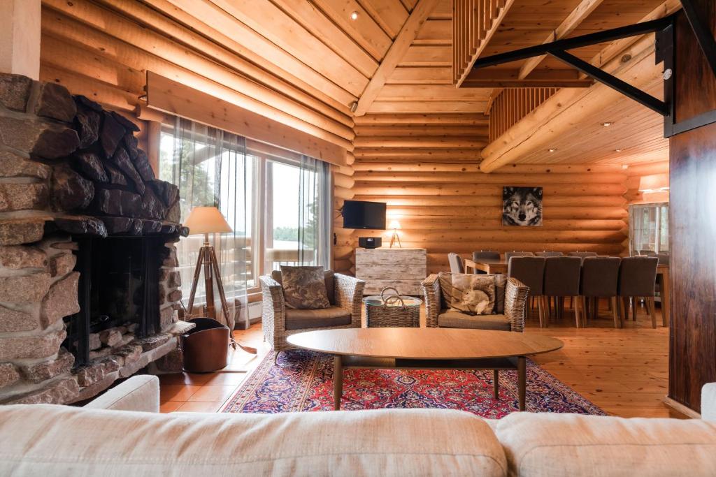 罗瓦涅米乌拿斯瓦小木屋拉普兰酒店的带沙发和壁炉的客厅
