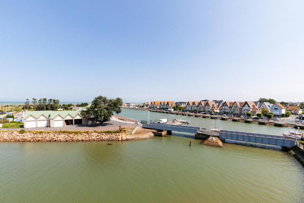 库尔瑟勒·苏尔·梅尔Gwenhen - Appartement vue mer的享有河流的空中景致,设有房屋和码头