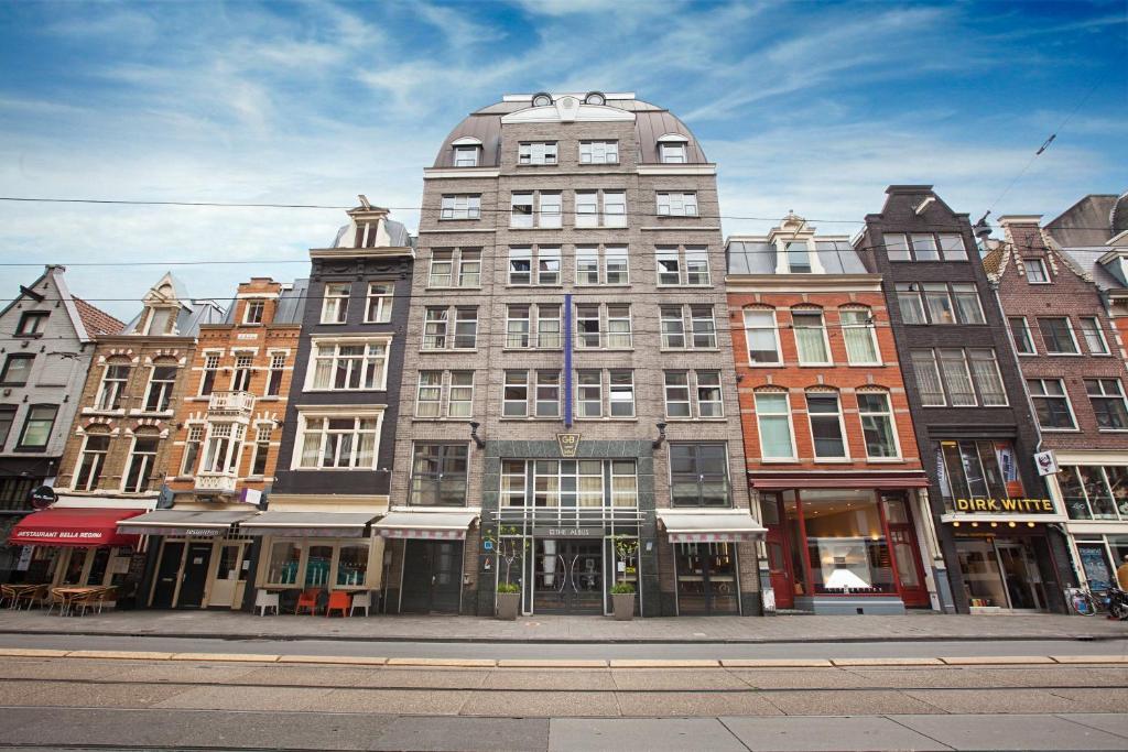 阿姆斯特丹阿不思阿姆斯特丹市中心酒店的城市街道上一座高大的建筑,有建筑